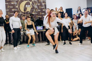 Kharkiv, Ukrayna 25.10.21 Dans pistinde kizomba dansı yapan insanlar