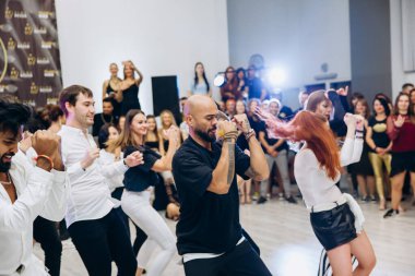 Kharkiv, Ukrayna 25.10.21 Dans pistinde kizomba dansı yapan insanlar