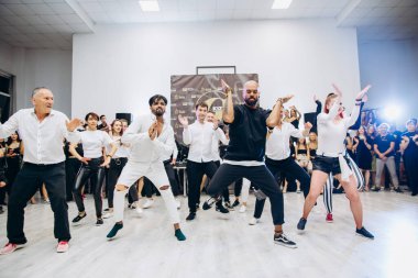 Kharkiv, Ukrayna 25.10.21 Dans pistinde kizomba dansı yapan insanlar