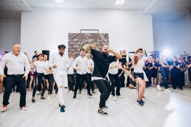 Kharkiv, Ukrayna 25.10.21 Dans pistinde kizomba dansı yapan insanlar