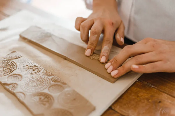 Female Hands Make Dishes Clay — Stock Photo, Image