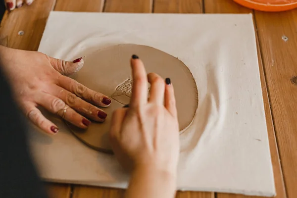 Γυναικεία Χέρια Φτιάχνουν Πιάτα Από Πηλό — Φωτογραφία Αρχείου