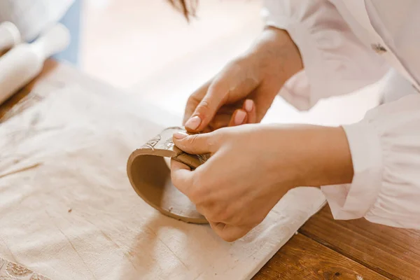 Female Hands Make Dishes Clay — Stock Photo, Image