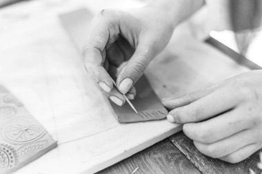 Kadın elleri kilden yemek yapar.