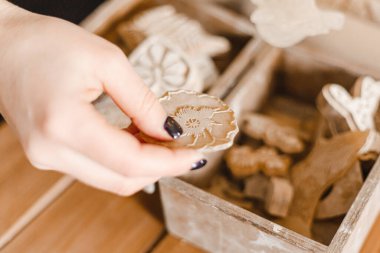 Kadın elleri kilden yemek yapar.