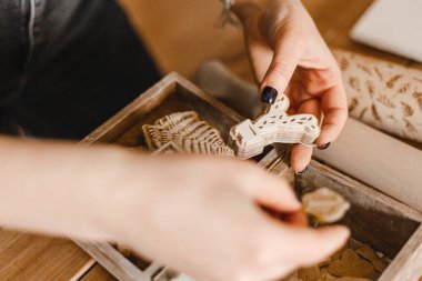 Kadın elleri kilden yemek yapar.