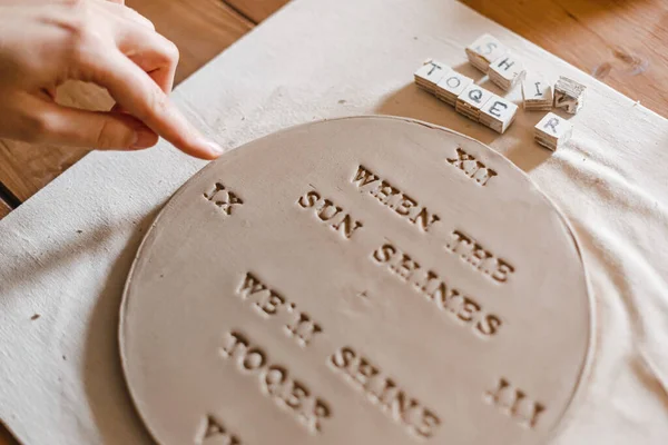 Female Hands Make Dishes Clay — Stock Photo, Image