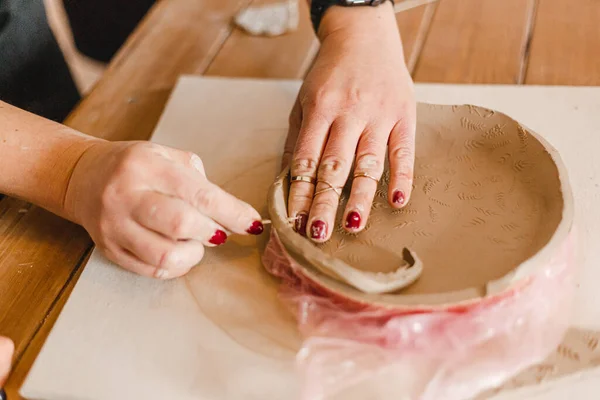 Female Hands Make Dishes Clay — Stock Photo, Image