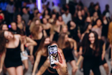 Kharkiv, Ukrayna 25.10.21 Dans pistinde kizomba dansı yapan insanlar