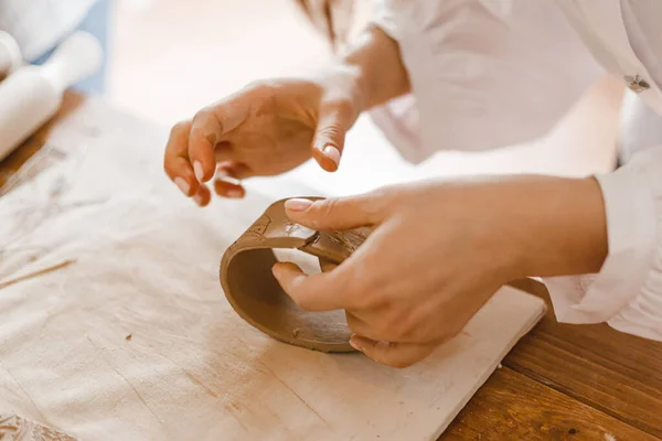 Female Hands Make Dishes Clay — Stock Photo, Image