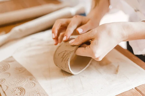 Female Hands Make Dishes Clay — Stock Photo, Image