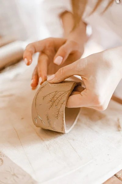 Les Mains Féminines Font Des Plats Argile — Photo