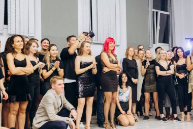Kharkiv, Ukrayna 25.10.21 Dans pistinde kizomba dansı yapan insanlar