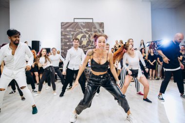 Kharkiv, Ukrayna 25.10.21 Dans pistinde kizomba dansı yapan insanlar