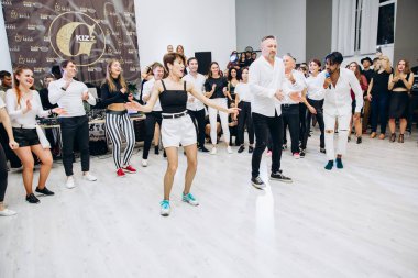 Kharkiv, Ukrayna 25.10.21 Dans pistinde kizomba dansı yapan insanlar
