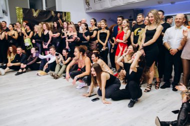 Kharkiv, Ukrayna 25.10.21 Dans pistinde kizomba dansı yapan insanlar