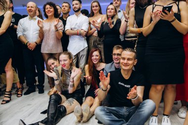 Kharkiv, Ukrayna 25.10.21 Dans pistinde kizomba dansı yapan insanlar