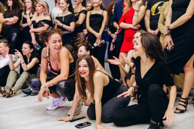 Kharkiv, Ukrayna 25.10.21 Dans pistinde kizomba dansı yapan insanlar