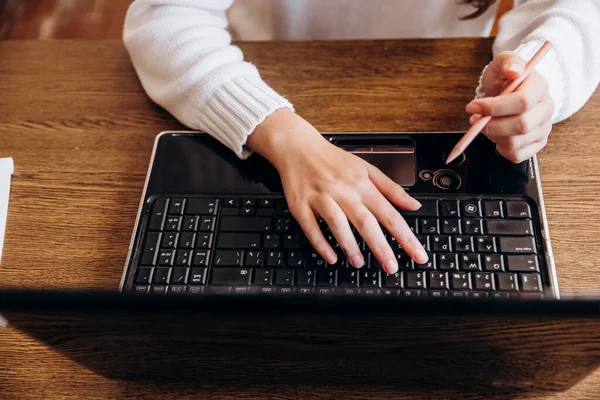 Vrouwelijke Handen Typen Tekst Een Laptop — Stockfoto