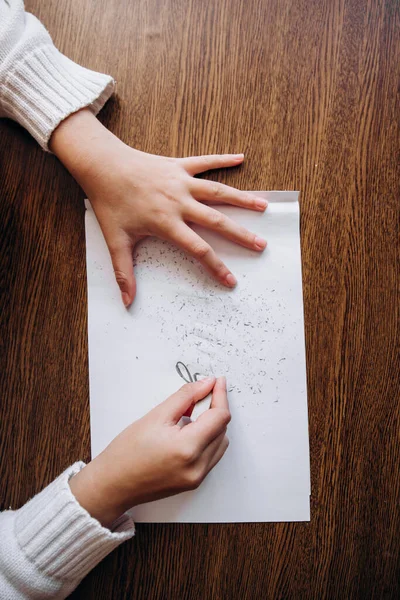 Les Mains Féminines Effacent Stress Inscription Avec Une Bande Caoutchouc — Photo