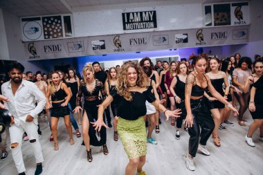 Kharkiv, Ukrayna 25.10.21 Dans pistinde kizomba dansı yapan insanlar