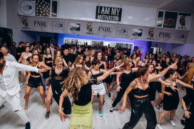 Kharkiv, Ukrayna 25.10.21 Dans pistinde kizomba dansı yapan insanlar