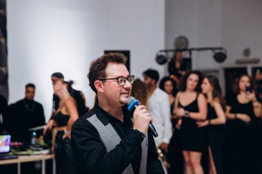 Kharkiv, Ukrayna 25.10.21 Dans pistinde kizomba dansı yapan insanlar