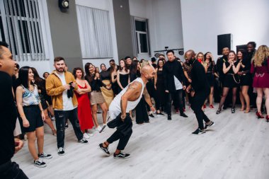 Kharkiv, Ukrayna 25.10.21 Dans pistinde kizomba dansı yapan insanlar