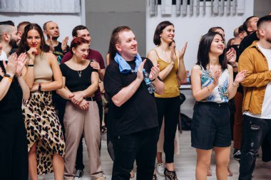 Kharkiv, Ukrayna 25.10.21 Dans pistinde kizomba dansı yapan insanlar