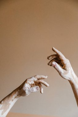 Kadın seramikçi elleri kil tabakları yontuyor