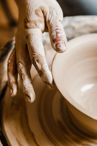 女性陶芸家の手彫刻粘土料理 — ストック写真