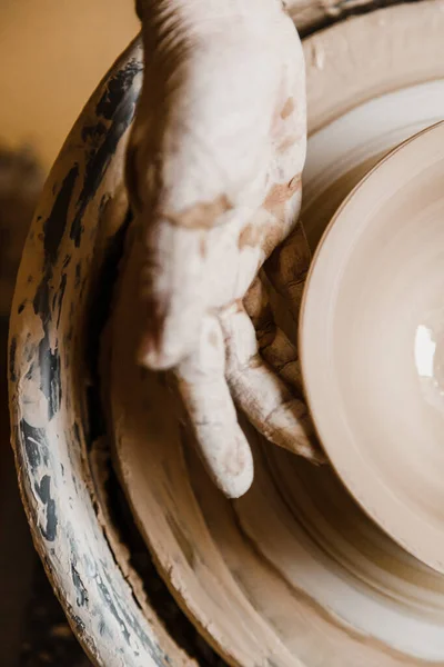 女性陶芸家の手彫刻粘土料理 — ストック写真