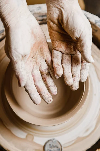 Les Mains Céramistes Féminines Sculptent Des Plats Argile — Photo