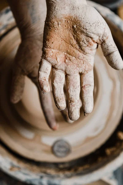 Γυναικεία Κεραμοειδή Χέρια Σμιλεύουν Πήλινα Πιάτα — Φωτογραφία Αρχείου