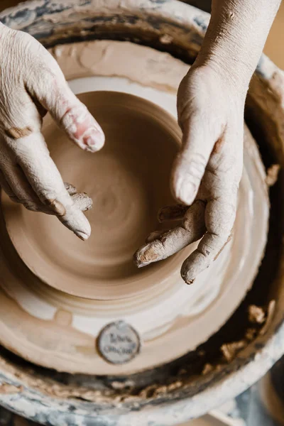 Female Ceramist Hands Sculpt Clay Dishes — Stock Photo, Image