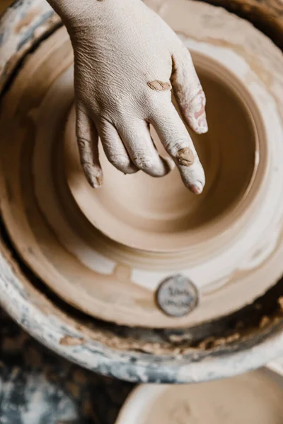 Женские Керамические Руки Лепили Глиняные Тарелки — стоковое фото