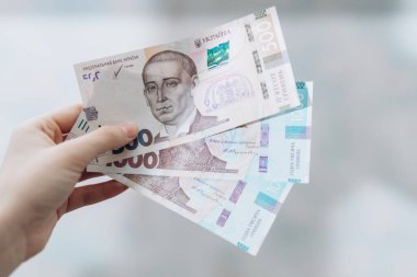 Elinde 1000 Hryvnia 'lık iki banknot var. Ukrayna Hryvnia 'sı. Ukrayna Para Birimi