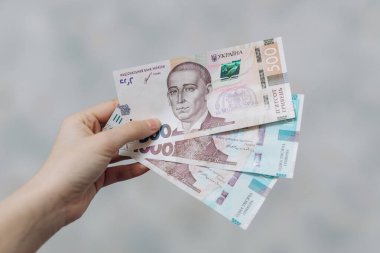 Elinde 1000 Hryvnia 'lık iki banknot var. Ukrayna Hryvnia 'sı. Ukrayna Para Birimi