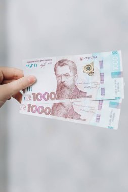 Elinde 1000 Hryvnia 'lık iki banknot var. Ukrayna Hryvnia 'sı. Ukrayna Para Birimi