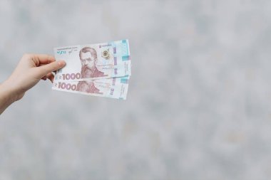 Elinde 1000 Hryvnia 'lık iki banknot var. Ukrayna Hryvnia 'sı. Ukrayna Para Birimi