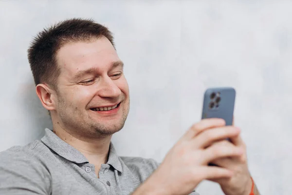 Handsome Blogger Guy Gray Shirt Holds Iphone Pro His Hand — Stock Photo, Image