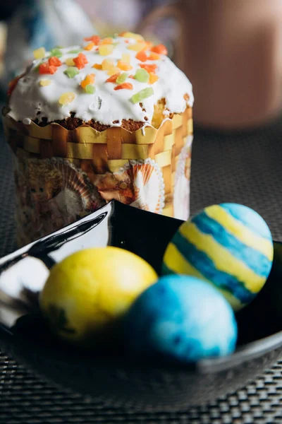 Mit Bemalten Gelben Und Blauen Eiern Geschmückte Ukrainische Ostereier Stehen — Stockfoto