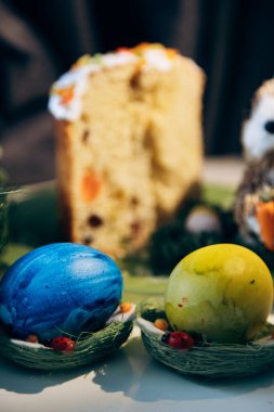 Masanın üzerinde sarı ve mavi yumurtalarla süslenmiş Ukrayna Paskalyası. Ukrayna Paskalyası