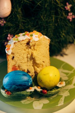 Masanın üzerinde sarı ve mavi yumurtalarla süslenmiş Ukrayna Paskalyası. Ukrayna Paskalyası