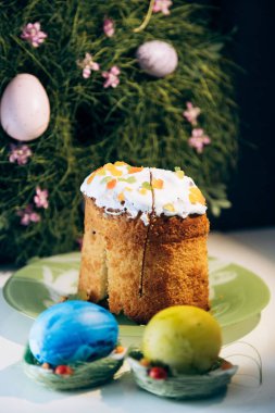 Masanın üzerinde sarı ve mavi yumurtalarla süslenmiş Ukrayna Paskalyası. Ukrayna Paskalyası