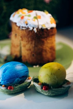 Masanın üzerinde sarı ve mavi yumurtalarla süslenmiş Ukrayna Paskalyası. Ukrayna Paskalyası