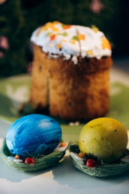 Masanın üzerinde sarı ve mavi yumurtalarla süslenmiş Ukrayna Paskalyası. Ukrayna Paskalyası