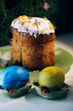 Masanın üzerinde sarı ve mavi yumurtalarla süslenmiş Ukrayna Paskalyası. Ukrayna Paskalyası