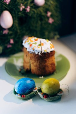 Masanın üzerinde sarı ve mavi yumurtalarla süslenmiş Ukrayna Paskalyası. Ukrayna Paskalyası