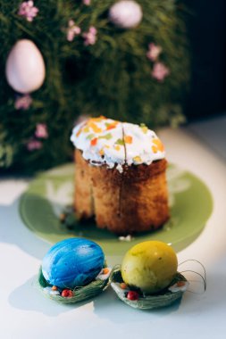 Masanın üzerinde sarı ve mavi yumurtalarla süslenmiş Ukrayna Paskalyası. Ukrayna Paskalyası